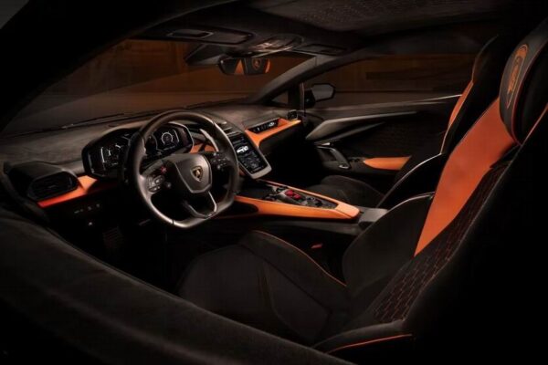 Салон Lamborghini Revuelto